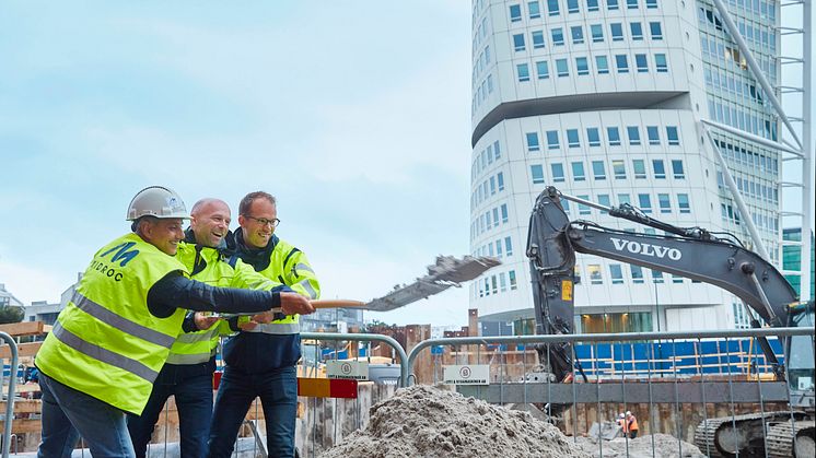 Niklas Kassam (produktionschef Midroc Properties), Peter Syrén (VD Midroc Properties) och Erik Herder (projektchef Midroc Properties) tar ett symboliskt första spadtag på byggarbetsplatsen som är granne med Turning Torso.