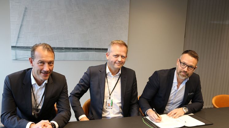 Kontraktet signeras av Ted Söderholm, CEO Green Cargo AB (höger) och Knut Eriksmoen, CEO Schenker AS (mitten). Hans-Thomas Andersen, Head of Land Transport Schenker AS (vänster).