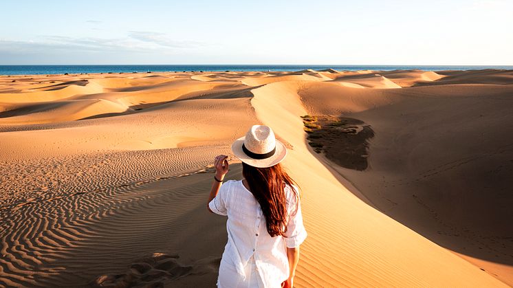 spain-gran-canaria-oman-exploring-dunes-1310170841-full