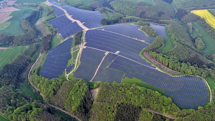 Aus dem Solarpark Karlshausen in der Südeifel erhält Arla Foods zukünftig Grünstrom.