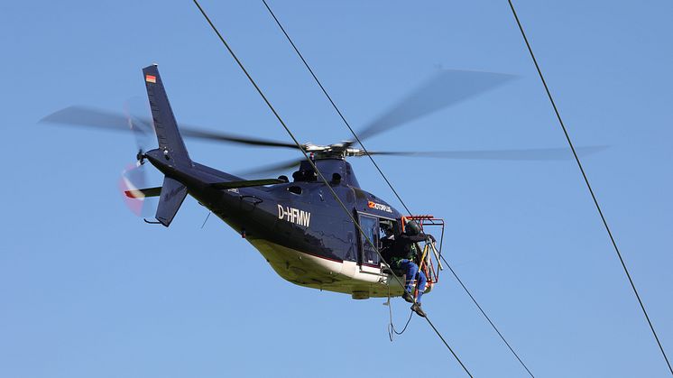 Die Vogelschutzmarkierungen an der 110-kV-Freileitung zwischen Balzhausen und Dinkelscherben sollen die Kollisionsgefahr für Vögel reduzieren. 