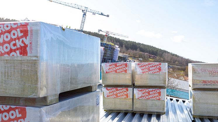 ROCKWOOL tillverkar stenullsisolering. Bilden är från bygget av Glöstorpsskolan i Göteborg 2020.