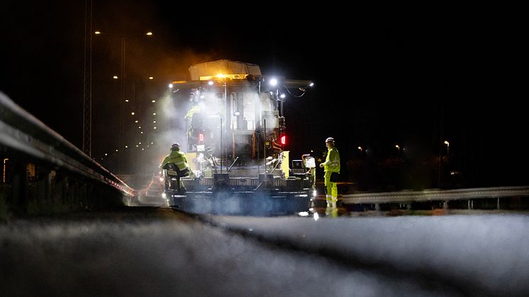 Svevia är först i Sverige med att lägga klimatoptimerad asfalt på en motorväg. Foto Rickard Kilström