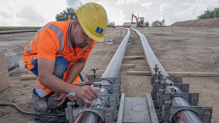 Für den Anschluss Bachl liegt der Bayernwerk Netz nun die Genehmigung zum Bau vor. Die 110-kV-Kabel werden in Leerrohre - wie hier auf einer anderen Baustelle in Niederbayern - eingezogen.