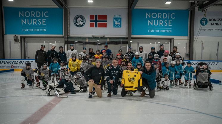 XXL overrekker hockeyutstyr og et års gratis hockeyskole til Tromsø Hockey.