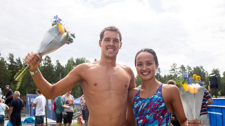 Diogo Villarino och Samantha Arevalo, segrare Vansbro Halvsim 2018 på herr- respektive damsidan. Foto: Mickan Palmqvist