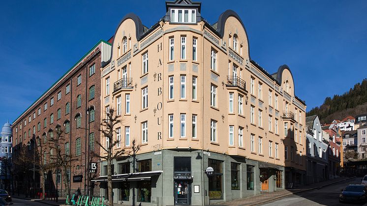 Hotellet ligger sentralt i en vakker bygning fra 1913, hvor det er plass til 50 fullt utstyrte og pent innredede rom – noen med utsikt over havnen og byen.