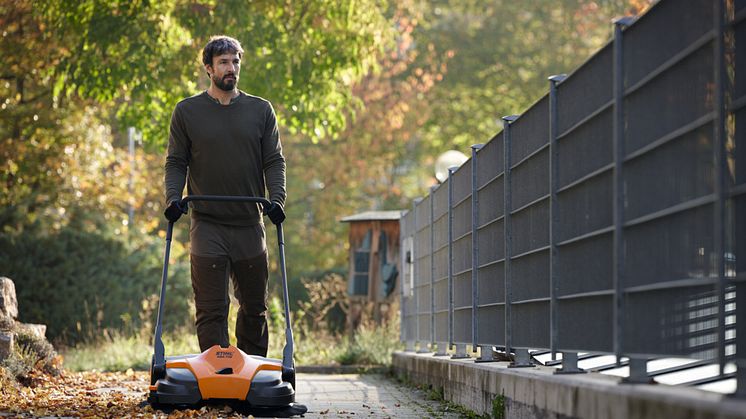 De nye fejemaskiner KG 770 og KGA 770 fra STIHL er udviklet til professionelle brugere og giver effektiv rengøring af såvel fortove som store lagerlokaler.