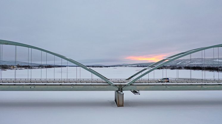 Aavasaksan silta yhdistää Suomen Ylitornion ja Ruotsin Övertorneån.