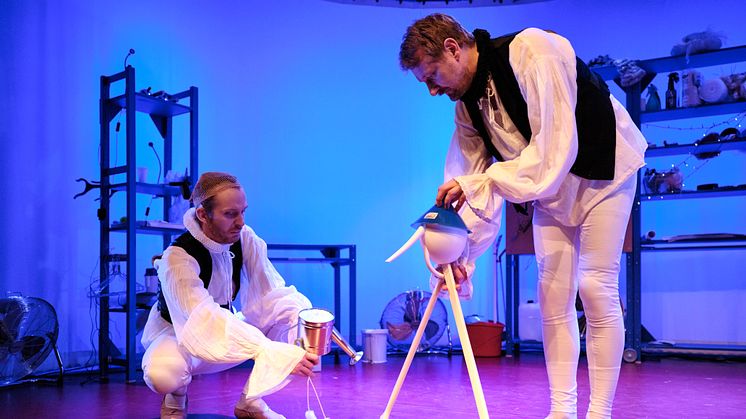 Vårens Våffelteater "Stora drömspelet" har premiär 13 mars. På scen: Nils Dernevik och Robert Olofsson.
