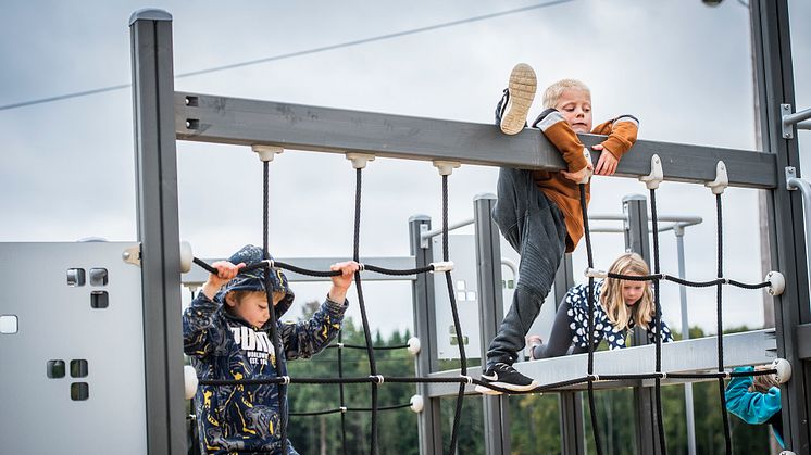Roliga attraktioner som hinderbana, parkourställning och klätterställning finns nu på Löa skola tack vare bidrag från Bergslagens Sparbanks ägarstiftelse.