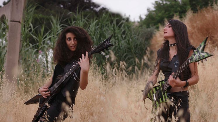 Musikdokumentären Sirens utspelar sig i Libanon och får vi följa vännerna Shery och Lila och mellanösterns första helkvinnliga thrash metal-band. Foto: Rita Baghdadi