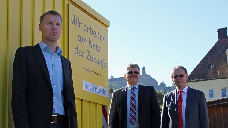Foto: vl. Im Netzcenter Kulmbach haben Netzbauleiter Thomas Balzar, Netzdiensteleiter Konrad Walter und der für die Region Oberfranken verantwortliche Edgar Müller die aktuellen Maßnahmen in der Region vorgestellt.