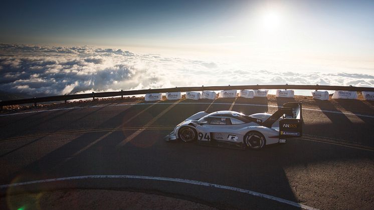 Den ekstremt aerodynamiske og 680 hk stærke eldrevne I.D. R har sat ny rekord ved Pikes Peak International Hill Climb