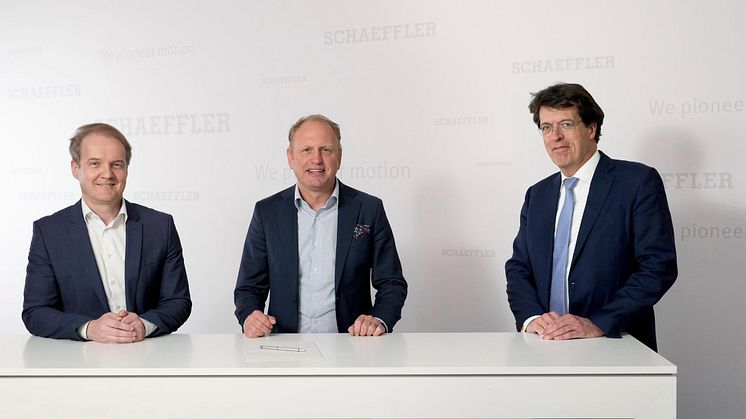 Schaeffler och H2 Green Steel intensifierar sitt samarbete. Från höger till vänster: Klaus Rosenfeld, CEO på Schaeffler AG, Henrik Henriksson, CEO på H2 Green Steel, samt Andreas Schick, COO på Schaeffler AG.