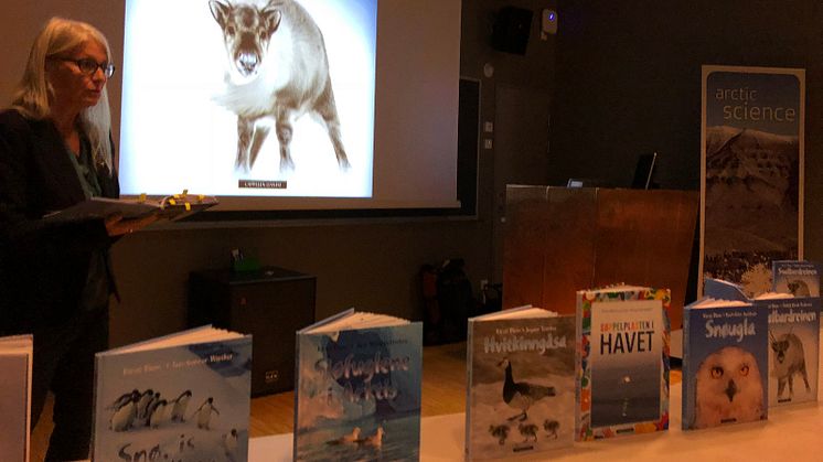 Forfatter Kirsti Blom lanserte denne uken sin bok "Svalbardreinen", skrevet i samarbeid med forsker Åshild Ønvik Pedersen. Her ser vi Kirsti Blom i formindelse med lanseringen på Svalbard denne uken.