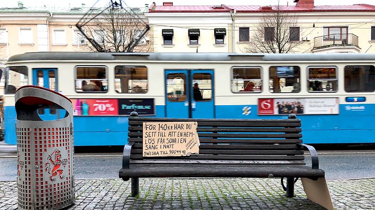 På ett fyrtiotal parkbänkar och soptunnor runt om i stan syns  Göteborgs Räddningsmissions gerillakampanj.