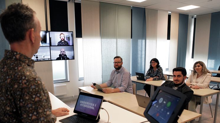 I Högskolan Västs nyinvigda hybridsalar kan studenterna på distans och campus kommunicera på samma villkor. Foto: Andreas Borg  