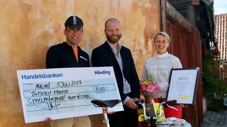 Cykelfrämjandets Hans Stoops samt ordförande Lars Strömgren var i Almedalen och tog emot priset för Årets cykelhjälte 2017 av Hövdings Anna Katarina Skogh.