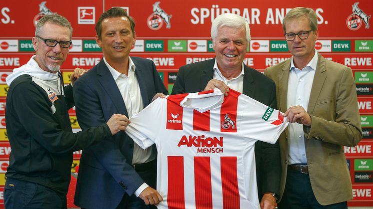 Vorstellung des Sonertrikots des 1. FC Köln ( von links: Peter Stöger/Lionel Souque/Werner Spinner/Armin v. Buttlar)