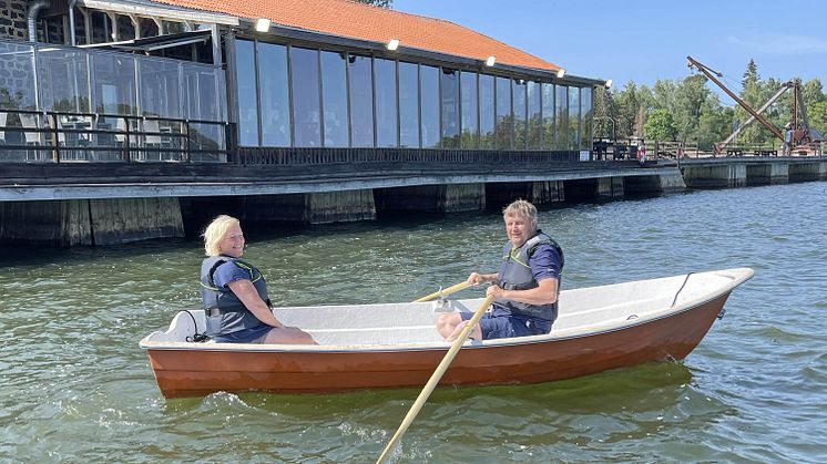 Låna roddbåt i Axmar bruk vid Axmar Brygga - porten till Norrlands skärgård mellan Gävle och Söderhamn. 