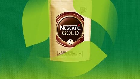 Nescafé kommer nu med Nescafé Gold i en refill softpack-emballage af monomateriale – dvs. helt igennem lavet af kun én type plastik. Materialet er derfor nu designet til genanvendelse, fordi det kan affaldssorteres som plastik.