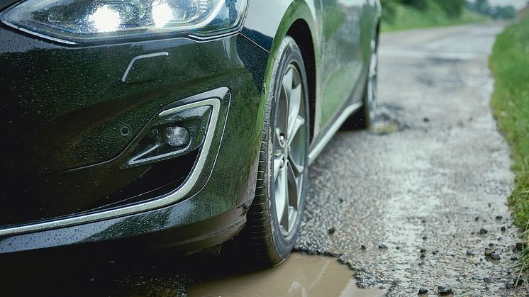 Beim neuen Ford Focus reduziert ein interaktives Fahrwerkssystem mit adaptiver Dämpferregelung (Wunschausstattung) die störende Wirkung von Schlaglöchern