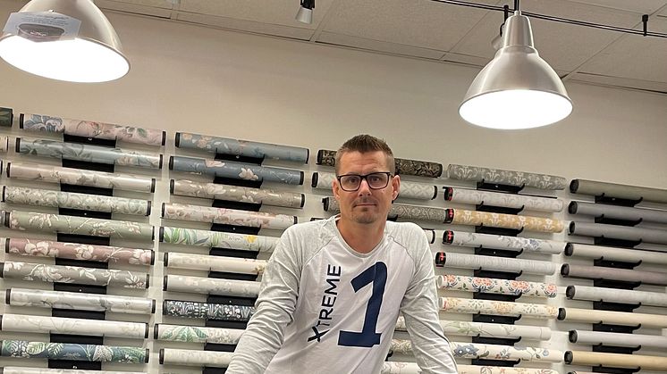 Tack vare företagskunderna kan vi hålla ett brett sortiment, säger Tobias Brännström, som driver butiken.