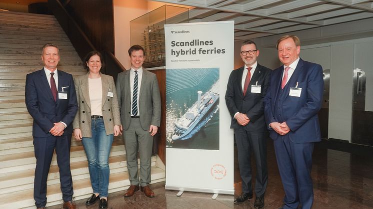 v.l.n.r.: Geschäftsführer Scandlines Deutschland GmbH Heiko Kähler, Landtagspräsidentin Kristina Herbst, Staatssekretär Tobias von der Heide, CEO Scandlines Michael Guldmann Petersen, Ingo Gädechens MdB