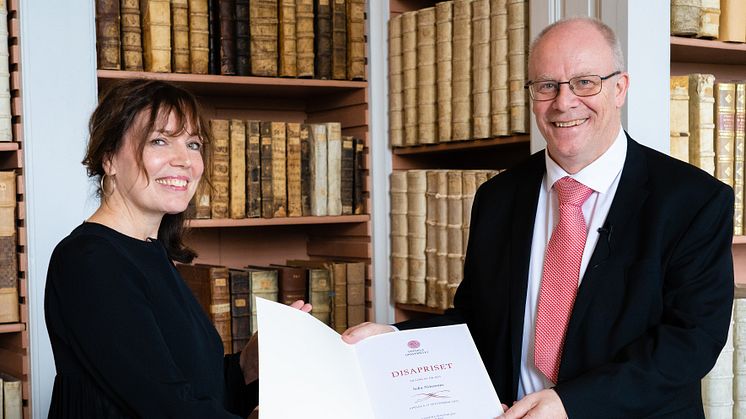 Professor Sofia Näsström tar emot Disapriset av Uppsala universitets rektor Anders Hagfeldt. Foto: Marcus Holmqvist.