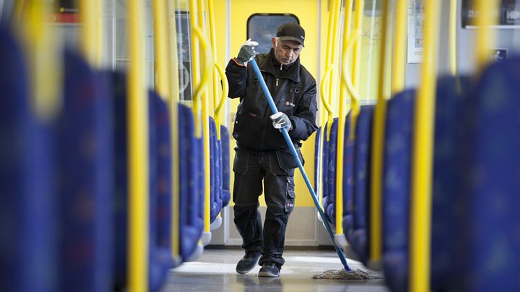 MTR Tunnelbanan har beslutat att utföra städning och klottersanering av vagnar och depåer i egen regi. (Foto: MTR)