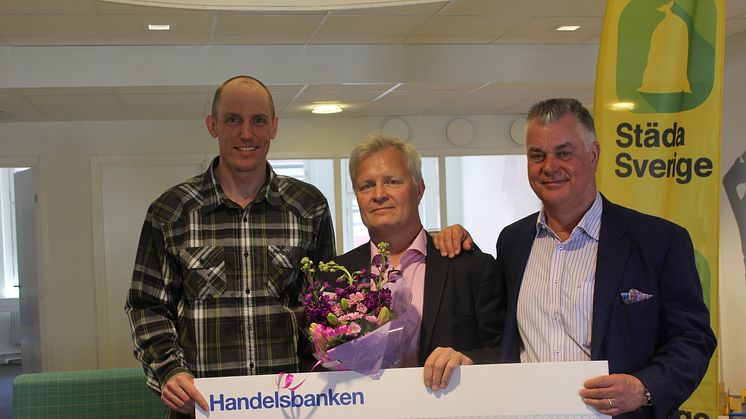 Lars Erik Göstas, vinnare av 2016 års Ledarstipendium flankeras av Björn Ferry (t.v),  ambassadör Städa Sverige och Bengt Jönsson, Ordförande Städa Sverige.