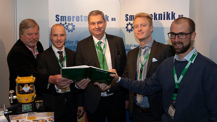 Fornøyde avtalepartnere. Fra Venstre: Trygve Schlytter og Eirik Schlytter fra Smøreteknikk, Nils Lauvlid, TESS Øst, Kristoffer Schlytter og Bjørnar H Melbye, Smøreteknikk. Foto: Arne Braadland