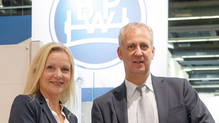 Dirk Hoffmeister, Head of Aftermarket, and Katrin Köster, Head of Corporate Communications at BPW, are pleased about the award.