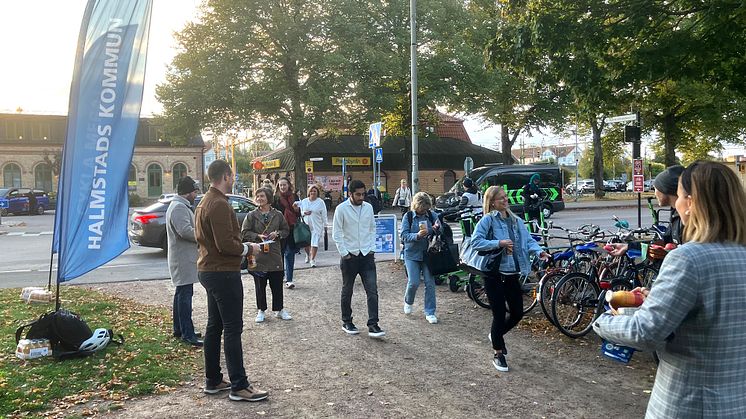 Kommunens hyllning till hållbara resenärer – en "laddstation" med äpplen och smoothies i Järnvägsparken i Halmstad.