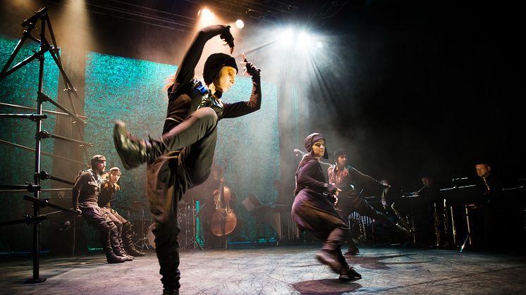 Dubbel scenkonstupplevelse när dansare från Regionteater Väst undersöker småkrypens värld tillsammans med Bohuslän Big Band