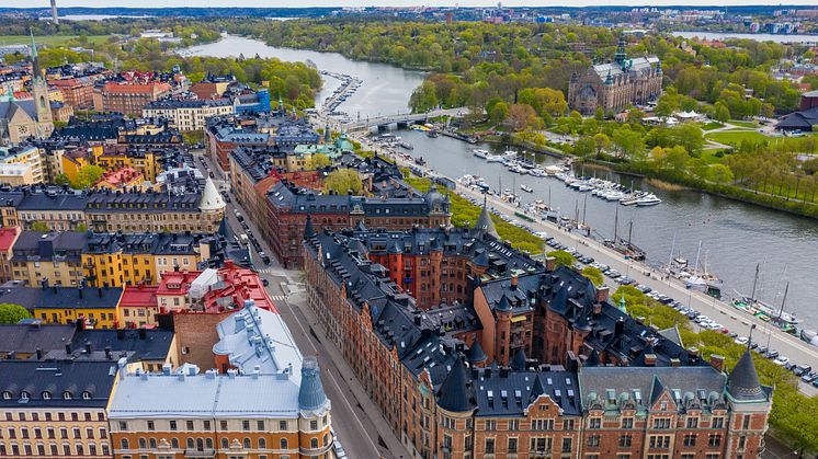 I Stockholm, där många trender på bostadsmarknaden börjar, planar prisfallet på bostäder nu ut.