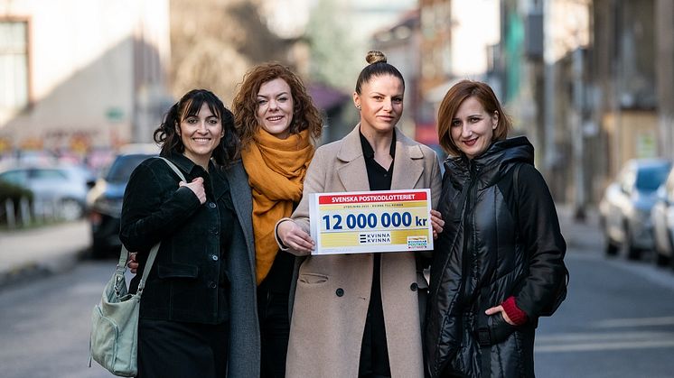 Belma Becirbasic, Ines Latic, Emina Durmo och Bojana Mumin arbetar på Kvinna till Kvinnas kontor i Sarajevo, Bosnien-Hercegovina. Foto: Imrana Kapetanović 