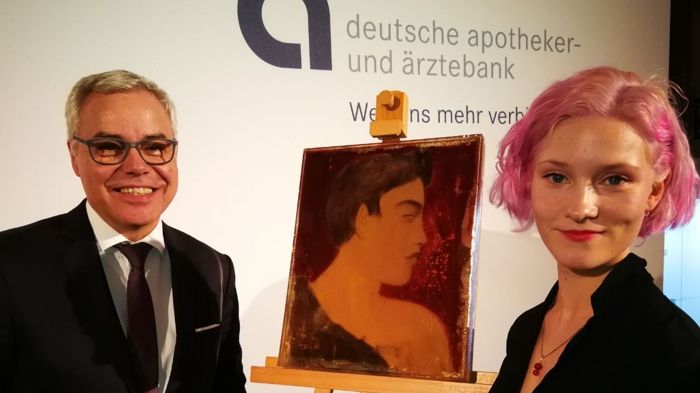 Ulrich Sommer gratuliert Klara Virnich, der Gewinnerin des apoBank-Stipendiums. (Foto: apoBank)