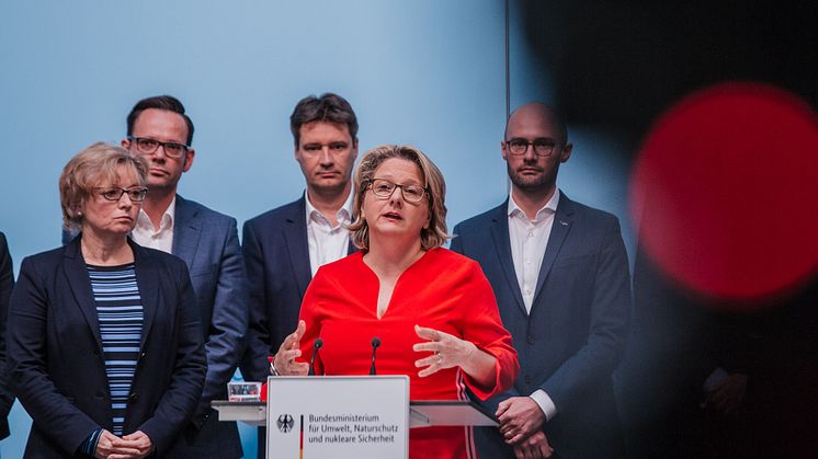 Bundesumweltministerin Svenja Schulze traf sich u.a. mit Vertretern großer Handelsunternehmen zum Dialog zur Vermeidung überflüssiger Verpackungen  ©BMU/Sascha Hilgers