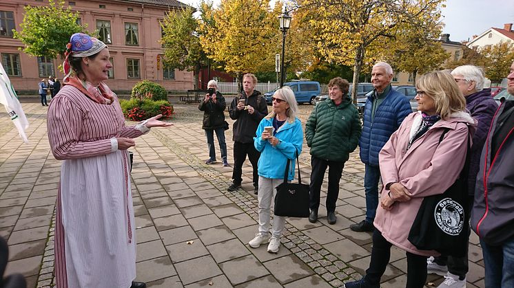 Birgitta Elfström visar Mobila museet på Örebro läns hembygdsförbundsdag i Nora, den 1 oktober 2022.
