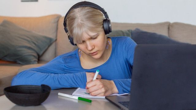 Kungsbacka kommuns grundskolor använder möjligheten att ha delvis distansundervisning för elever i årskurs 7-9. Elever och vårdnadshavare får information från sin skola om hur upplägget ser ut.