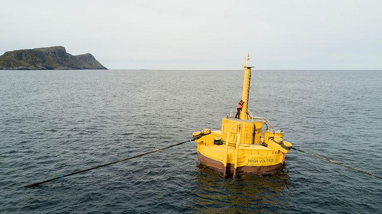 The buoy at Runde delivers electrical power to the Norwegian power grid. (photo: waves4power)