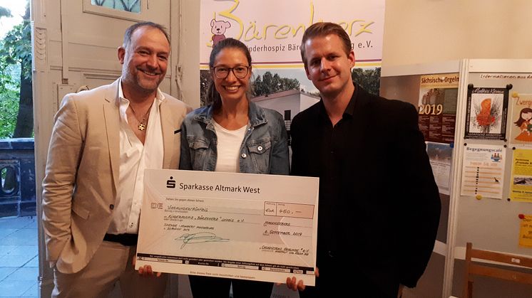 Björn Casapietra (li.) und sein Pianist Peter Forster mit Ulrike Herkner von Bärenherz nach dem Konzert in der Lutherkirche in Markkleeberg