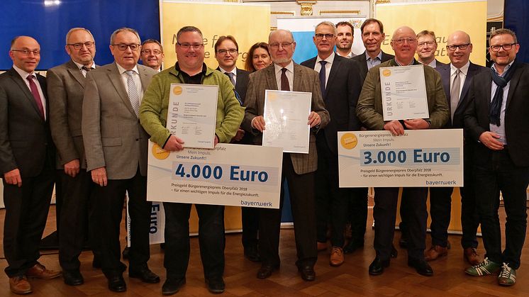 Zum fünften Mal hat das Bayernwerk den mit Unterstützung der Regierung der Oberpfalz ins Leben gerufenen Bürgerenergiepreis Oberpfalz vergeben.Die Preisträger kommen aus den Landkreisen Cham, Neustadt an der Waldnaab und Amberg-Sulzbach.