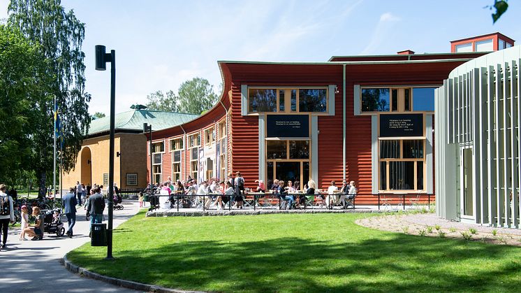 Sommar utanför Värmlands Museum på Sandgrundsudden i Karlstad.