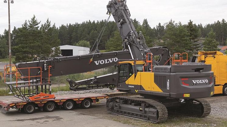 Volvo EC480E High Reach lastar en rivningsbom