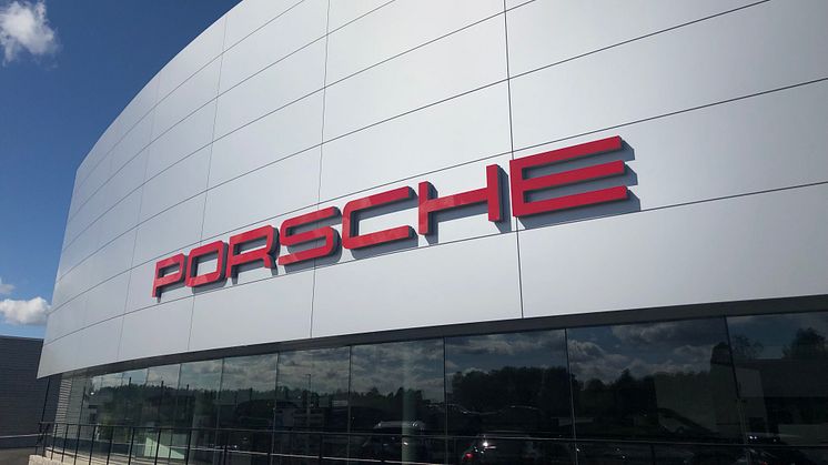 Porsche Center Danderyd värms upp helt med golvvärme.