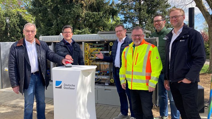 (v.l.) Ortsbürgermeister Heinrich Feidel, Frank Becker, Bürgermeister der Verbandsgemeinde Linz am Rhein und die Projektverantwortlichen von Deutsche Glasfaser nehmen in Vettelschoß symbolisch den ersten Kunden nach neuem Netzkonzept in Betrieb.