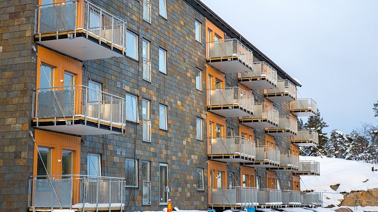 Skanskas projekt Norra Vitsippan i Salem är nominerat till Årets Innovation av Hemnet. Takskifferfasader av sorterna Nordskiffer Svart och Samaca Multicolor. Foto BoKlok